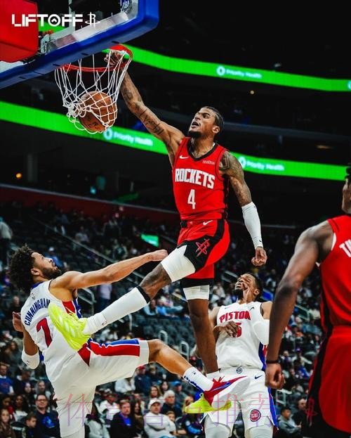 沃尔什起飞试图双手隔扣，坎宁安也迎面送上无情大帽拒绝